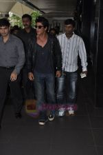 Shahrukh Khan & family return from london in Mumbai Airport  on 14th July 2011 (19).JPG